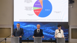 Dyrektor Delegatury NIK w Poznaniu Karolina Wirszyc-Sitkowska (P), doradca ekonomiczny Przemysław Grad (L) oraz specjalista kontroli państwowej Maciej Andrzejewski (C) podczas konferencji prasowej dot. wyników kontroli IPN siedzibie Najwyższej Izby Kontroli w Warszawie. Fot. PAP/Piotr Nowak 