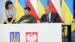 Premier Donald Tusk i prezydent Ukrainy Wołodymyr Zełenski podczas podpisania umowy o bezpieczeństwie między Polską a Ukrainą. Fot. PAP/R. Guz