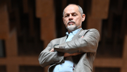 Dyrektor Muzeum II Wojny Światowej w Gdańsku prof. Rafał Wnuk podczas oprowadzania po wystawie stałej 8 lipca 2024 r. Fot. PAP/A. Jackowski 