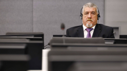 Pjeter Shala przed Specjalną Izbą Sądową Kosowa z siedzibą w Hadze.  PAP/EPA/Piroschka Van De Wouw 