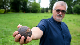 Archeolog z Wojewódzkiego Urzędu Ochrony Zabytków w Lublinie Grzegorz Mączka w miejscowości Dubienka. Fot. PAP/W. Jargiło