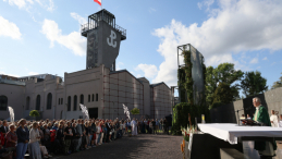 Ordynariusz polowy Wojska Polskiego bp Wiesław Lechowicz przewodniczący polowej mszy świętej sprawowanej w ramach spotkania „«W» jak wiara” w Parku Wolności na terenie Muzeum Powstania Warszawskiego. Fot. PAP/P. Supernak