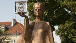 Pomnik Marii Skłodowskiej-Curie na warszawskim Nowym Mieście. Uczona trzyma w ręce model polonu. Fot. Wikipedia.