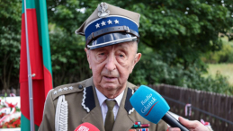 Kombatant AK kapitan Stanisław Poźniak o pseudonimie „Furman” z 3. Wileńskiej Brygady „Szczerbca” podczas uroczystości przy kwaterze poległych żołnierzy Armii Krajowej przy kościele w Skorbucianach. 06.07.2024. Fot. PAP/A. Zawada