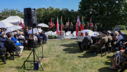 Uroczystości przy kwaterze poległych żołnierzy Armii Krajowej przy kościele w Skorbucianach. 06.07.2024. Fot. PAP/A. Zawada