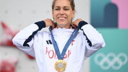 Igrzyska Olimpijskie Paryż 2024: Aleksandra Mirosław ze złotym medalem we wspinaczce na czas. Fot. PAP/A. Warżawa
