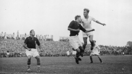 Walka o piłkę w czasie meczu z 27 sierpnia 1939 r. Fot. Narodowe Archiwum Cyfrowe.