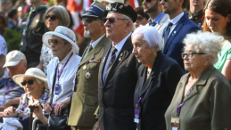 Obchody 80. rocznicy wybuchu powstania warszawskiego: uczestniczka Powstania Warszawskiego Janina Jankowska ps. Jasia (2P), skarbnik Związku Powstańców Warszawskich, prezes Zarządu Głównego Światowego Związku Żołnierzy Armii Krajowej Bogdan Bartnikowski (3P) i powstaniec warszawski Jan Witkowski (4P) na uroczystości przed pomnikiem Gloria Victis na terenie kwater powstańczych na Cmentarzu Wojskowym na Powązkach w Warszawie. Fot. PAP/P. Nowak