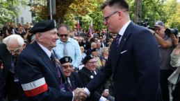 Obchody 80. rocznicy wybuchu powstania warszawskiego: marszałek Sejmu Szymon Hołownia (P) i prezes Zarządu Głównego Światowego Związku Żołnierzy Armii Krajowej Janusz Komorowski (L) na uroczystości przy Pomniku Polskiego Państwa Podziemnego i Armii Krajowej w Warszawie. Fot. PAP/P. Supernak