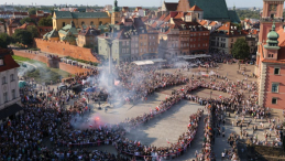 Obchody 80. rocznicy wybuchu powstania warszawskiego: ludzie utworzyli symbol Polski Walczącej na pl. Zamkowym w godzinę "W" w Warszawie w ramach akcji społecznej pn. Żywy Znak dla Powstania Warszawskiego. Fot. PAP/P. Supernak