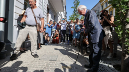 Ocalały z Zagłady Leon Weintraub (2P) na uroczystym odsłonięciu tzw. „kamieni pamięci” przy ul. Włókienniczej 2 w Łodzi. Fot. PAP/M. Zubrzycki