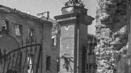 Zniszczony Pałac Blanka przy ulicy Senatorskiej. Warszawa, 1947 r. Fot. PAP/CAF