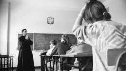 Warszawa,1990 r. Lekcję religii w klasie I b Liceum Ogólnokształcącego im. Zamoyskiego prowadzi ksiądz z parafii Świętego Krzyża. PAP/CAF/Witold Jabłonowski