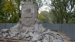 Pomnik wdzięczności żołnierzom Armii Radzieckiej w Parku Skaryszewskim w Warszawie tuż przed demontażem, fot. PAP/J. Kamiński