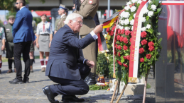 Prezydent Republiki Federalnej Niemiec Frank-Walter Steinmeier złożył kwiaty w Miejscu Pamięci Ofiar Rzezi Woli Warszawie. PAP/Rafał Guz