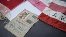 Oficjalne przekazanie dwóch powstańczych opasek, które należały do Juliusza Lecha Zbyszyńskiego „Zbyszek” (1923–1988) oraz Jadwigi Ireny Zbyszyńskiej-Grzybowskiej „Mariola” (1928–2019) w Bibliotece Muzeum Powstania Warszawskiego. Opaski przekazała Hanna Machińska, córka Juliusza i Jadwigi. Fot. PAP/M. Obara