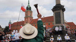 Uczestnicy protestu przeciwko ograniczeniu lekcji religii na placu Zamkowym w Warszawie, 21 sierpnia 2024 r. Fot. PAP/A. Zawada