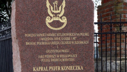 Obelisk upamiętniający kaprala Piotra Konieczkę w Jeziorkach koło Piły. Fot. PAP/B. Borowiak