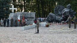 Obchody 80. rocznicy wybuchu powstania warszawskiego: Apel Pamięci podczas uroczystości przed pomnikiem "Polegli – Niepokonani” na Cmentarzu Powstańców Warszawy na Woli. Fot. PAP/A. Zawada