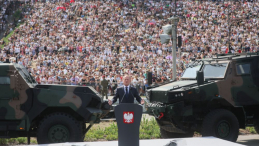 Premier Donald Tusk przemawia przed rozpoczęciem defilady z okazji Święta Wojska Polskiego na Wisłostradzie w Warszawie. Fot. PAP/L. Szymański