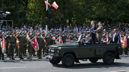 Prezydent RP Andrzej Duda (2P) i szef Sztabu Generalnego Wojska Polskiego gen. Wiesław Kukuła (P) przed rozpoczęciem defilady z okazji Święta Wojska Polskiego na Wisłostradzie w Warszawie. Fot. PAP/R. Pietruszka