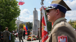 Obchody 80. rocznicy wybuchu powstania warszawskiego: uroczystości przed pomnikiem gen. Stefana "Grota" Roweckiego u zbiegu ulic Fryderyka Chopina i Alej Ujazdowskich w Warszawie. Fot. PAP/P. Supernak