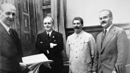 Od lewej stoją: szef działu prawnego niemieckiego MSZ Friedrich Gauss, niemiecki minister spraw zagranicznych Joachim von Ribbentrop, Józef Stalin oraz ludowy komisarz (minister) spraw zagranicznych ZSRR Wiaczesław Mołotow. 23 sierpnia 1939 roku w Moskwie. Źródło: Wikimedia Commons