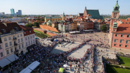 Obchody 80. rocznicy wybuchu powstania warszawskiego: przygotowania do utworzenia symbolu Polski Walczącej na pl. Zamkowym w Warszawie, w ramach akcji społecznej pn. Żywy Znak dla Powstania Warszawskiego. Fot. PAP/P. Supernak