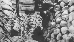 Powstańcza barykada w Al. Jerozolimskich. Źródło: Wikimedia Commons