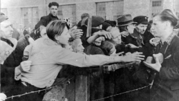 Obóz przejściowy Dulag 121 w Pruszkowie: rozdawanie chleba dla wypędzonych mieszkańców Warszawy. 09.1944. Fot. NAC