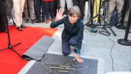 Aktorka Jadwiga Jankowska-Cieślak podczas uroczystości odsłonięcia gwiazdy jej imienia w Łódzkiej Alei Gwiazd przy ulicy Piotrkowskiej. Fot. PAP/M. Zubrzycki
