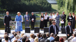 Prezydent RP Andrzej Duda (L) oraz pierwsza dama Agata Kornhauser-Duda (2L) podczas spotkania z cyklu "Narodowe Czytanie" w Ogrodzie Saskim. Warszawa, 07.09.2024. Fot. PAP/R. Guz