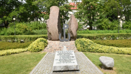 Pomnik "Mokotów Walczący 1944" w stołecznym parku im. gen. Gustawa Orlicz-Dreszera. Fot. PAP/R. Pietruszka