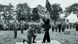 Wielka Brytania 15.06.1944. Prezydent RP na Uchodźstwie Władysław Raczkiewicz wręcza sztandar 1 Samodzielnej Brygadzie Spadochronowej, pod dowództwem generała brygady Stanisława Sosabowskiego. Fot. PAP/reprodukcja