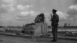 Uroczystości z 1947 r. dla upamiętnienia walk na Przyczółku Czerniakowskim podczas Powstania Warszawskiego, fot. CAF/PAP