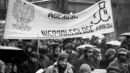 Kraków, 11.11.1980. Manifestacja KPN w rocznicę odzyskania niepodległości. Fot. PAP/J. Ochoński 