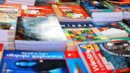 Podręczniki do wiedzy o społeczeństwie w księgarni. Fot. PAP/T. Paczos