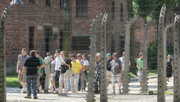 Wycieczka w byłym niemieckim nazistowskim obozie koncentracyjnym i zagłady KL Auschwitz. Fot. PAP/J. Bednarczyk