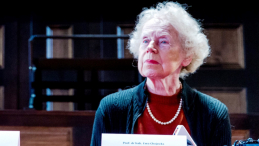 Prof. Ewa Chojecka podczas konferencji prasowej poświęconej rewitalizacji unikatowych polichromii w auli Akademii Muzycznej im. Karola Szymanowskiego w Katowicach w 2016 r. Fot. PAP/A. Grygiel