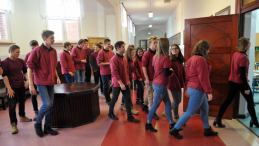 Uczniowie XIII Liceum Ogólnokształcące w Szczecinie przed lekcją historii. Fot. PAP/M. Bielecki 