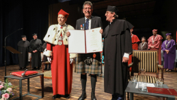 Historyk prof. Robert Frost (C), rektor Uniwersytetu w Białymstoku prof. dr hab. Mariusz Popławski (C-L) i recenzent prof. dr hab. Cezary Kuklo (C-P) podczas uroczystości nadania tytułu Doktora Honoris Causa prof. Robertowi Frostowi na Uniwersytecie w Białymstoku. Fot. PAP/A. Reszko