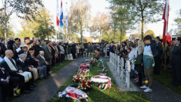Obchody 80. rocznicy wyzwolenia Bredy. Weteran 1. Dywizji Pancernej kpt. Eugeniusz Niedzielski (3L) podczas uroczystości na Polskim Honorowym Cmentarzu Wojskowym w Oosterhout. Fot. PAP/A. Zawada