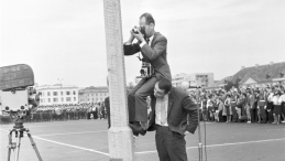 Fotoreporterzy Centralnej Agencji Fotograficznej podczas pracy - zdjęcie z października 1966 roku. (kp) PAP/CAF/Danuta Rago