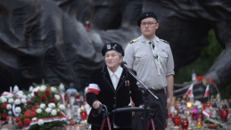 Wanda Traczyk-Stawska ps. Pączek (L) podczas uroczystości przed pomnikiem „Polegli – Niepokonani” na Cmentarzu Powstańców Warszawy na Woli. PAP/Marcin Obara