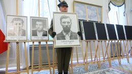 Uczestnicy wręczenia not identyfikacyjnych członkom rodzin ofiar totalitaryzmów w Belwederze w Warszawie. PAP/Leszek Szymański