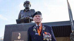 Por. Eugeniusz Niedzielski z 1 Dywizji Pancernej podczas odsłonięcia popiersia Stanisława Maczka na Polskim Cmentarzu Wojskowym w Bredzie. Fot. PAP/A. Zawada