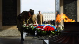 Uroczyste składanie kwiatów przez żołnierzy garnizonu warszawskiego z okazji 99. rocznicy utworzenia Grobu Nieznanego Żołnierza w Warszawie. PAP/Leszek Szymański