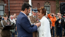 Obchody 80. rocznicy wyzwolenia Bredy. Iwona Januszajtis-Neale (P) otrzymała z rąk szefa UdSKiOR Lecha Parella (L) medal Pro Patria podczas uroczystości na Placu Zamkowym w Bredzie. 26.10.2024. Fot. PAP/A. Zawada