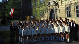 Chór Chłopięcy i Męski Filharmonii Poznańskiej - Poznańskie Słowiki pod dyrekcją Stefana Stuligrosza (L) przed Zamkiem Lubomirskich i Potockich w Łańcucie. 1979 r. Fot. PAP/T. Prażmowski