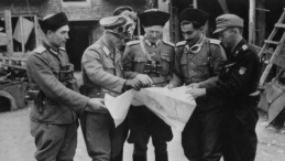 Mjr Iwan Denisowicz Frołow (w środku) z oficerami Rosyjskiej Armii Wyzwolenia Narodowego (RONA) podczas Powstania Warszawskiego. /Źródło: en.wikipedia